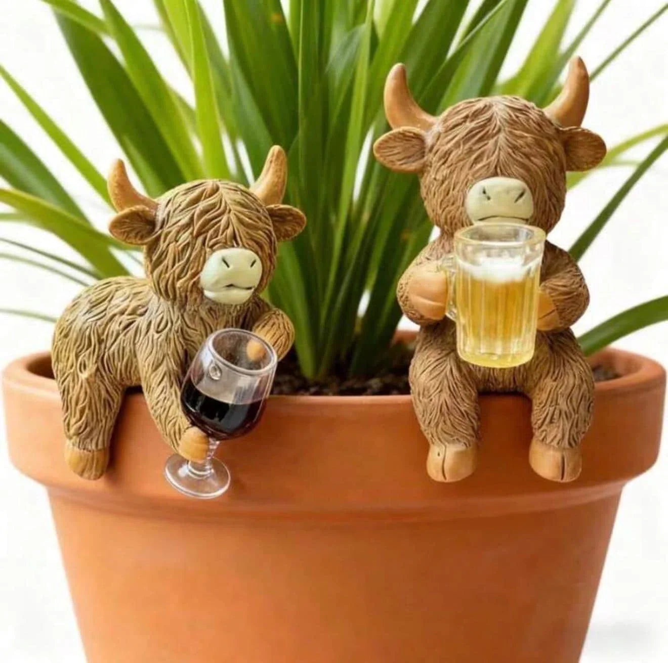 🐂Highland Cow Pot Hangers, Resin Garden Decor, Beer & Wine Sitting Cow Plant Hangers, Cute Planter Rim Pendent Figurines